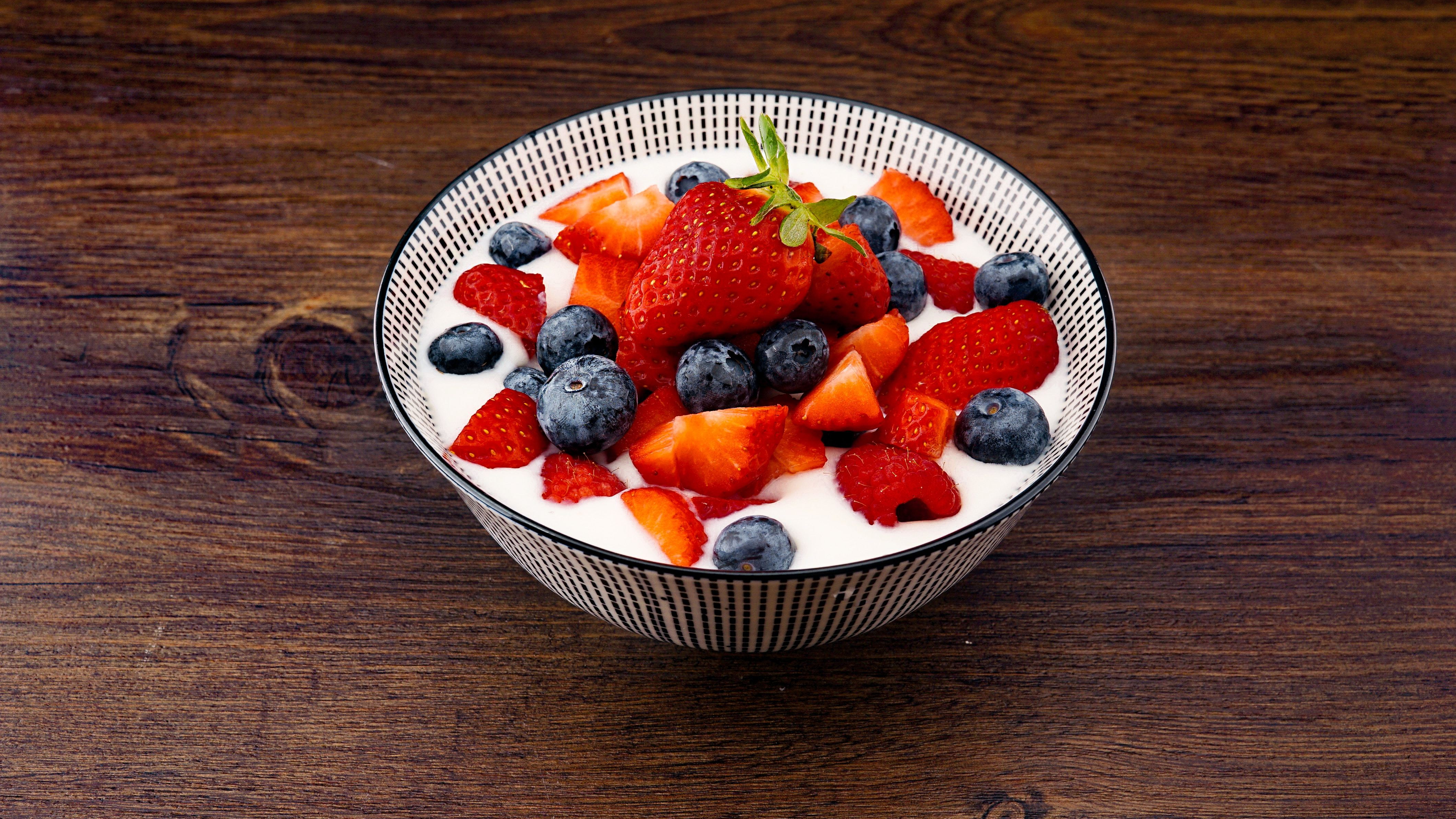 Yoghurt with fresh fruit